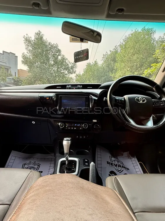 Toyota Hilux 2018 for Sale in Lahore Toyota Hilux 2018 for Sale in Lahore Image-9