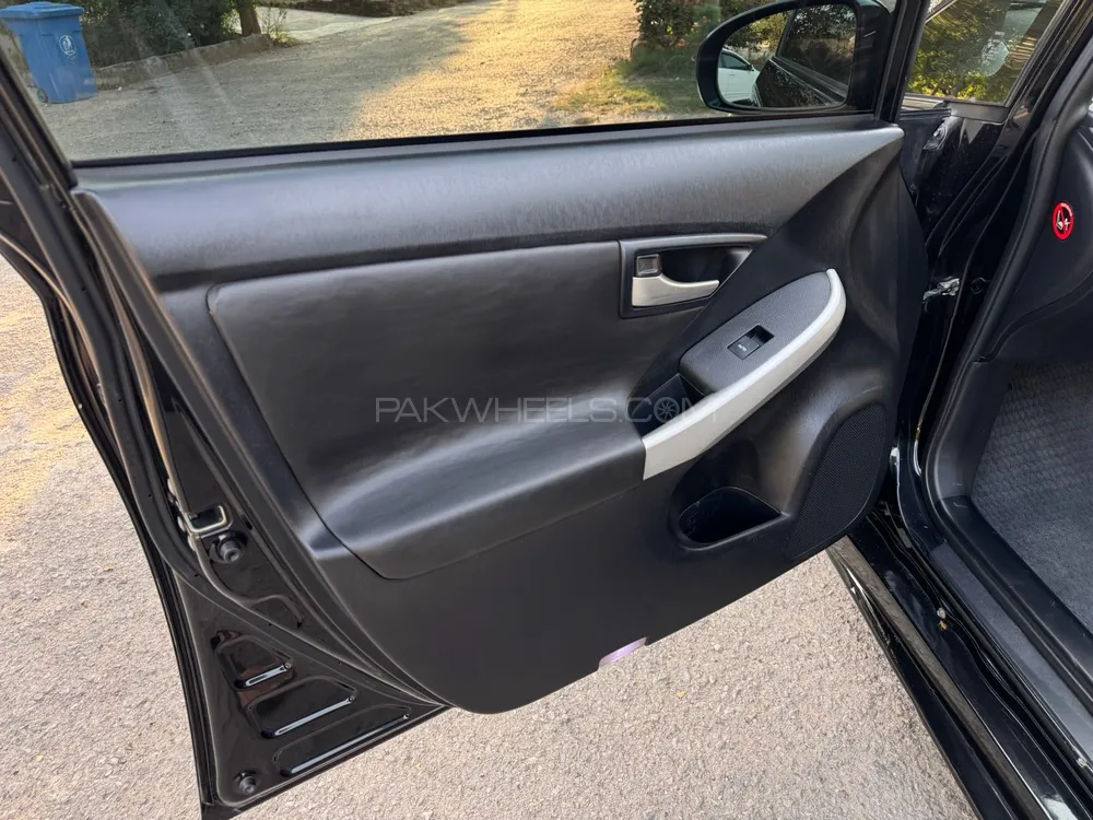 Toyota Prius 2014 for Sale in Islamabad Toyota Prius 2014 for Sale in Islamabad Image-11