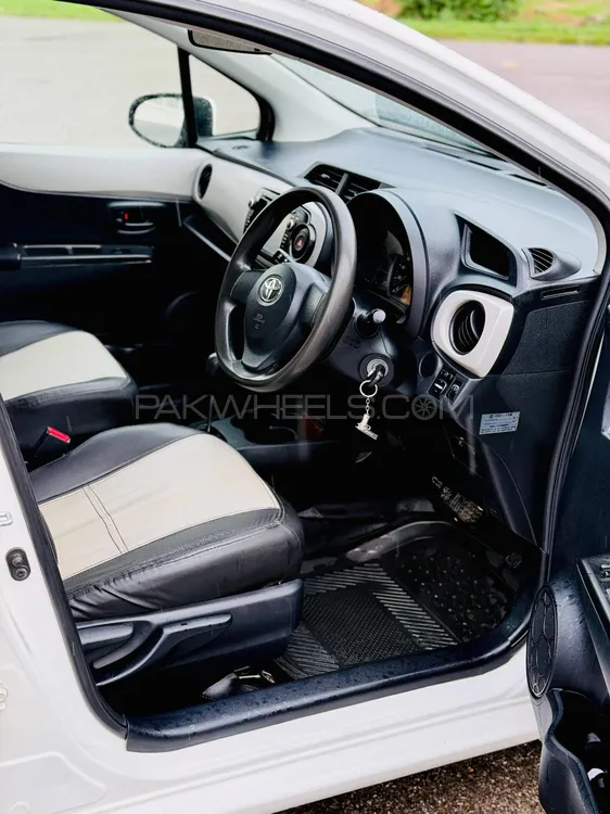 Toyota Vitz 2011 for Sale in Peshawar Image-1