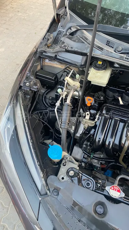 Honda Grace Hybrid 2018 for Sale in Lahore Honda Grace Hybrid 2018 for Sale in Lahore Image-16