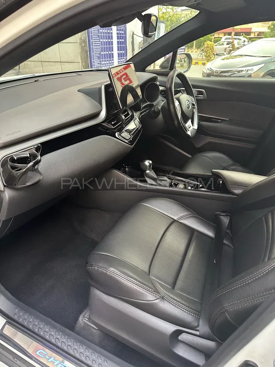 Toyota C-HR 2020 for Sale in Lahore Toyota C-HR 2020 for Sale in Lahore Image-6