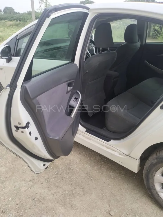 Toyota Prius 2011 for Sale in Karachi Toyota Prius 2011 for Sale in Karachi Image-10