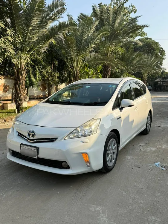 Toyota Prius Alpha 2013 for Sale in Lahore Image-1