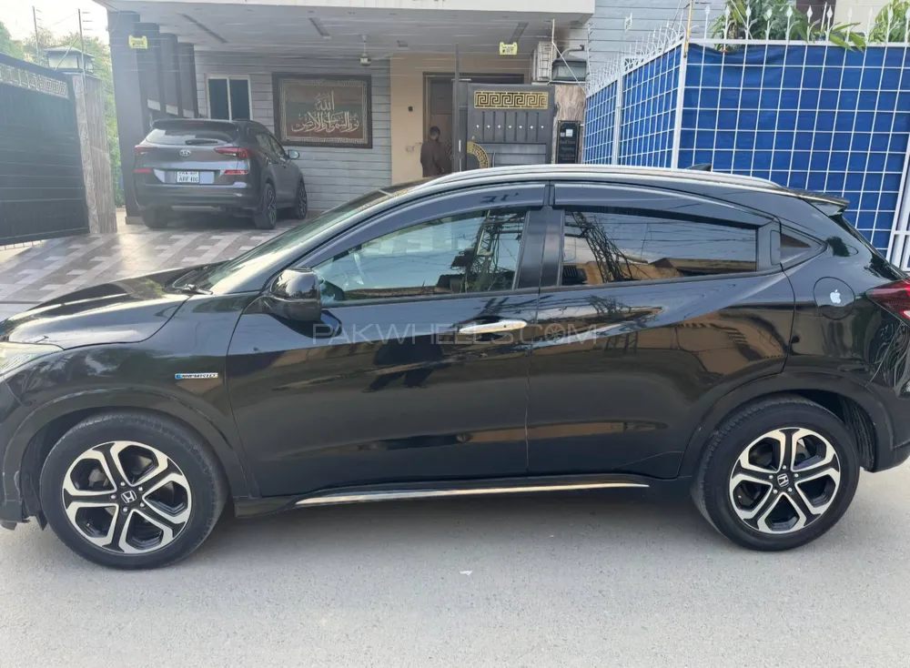 Honda Vezel 2017 for Sale in Lahore Image-1