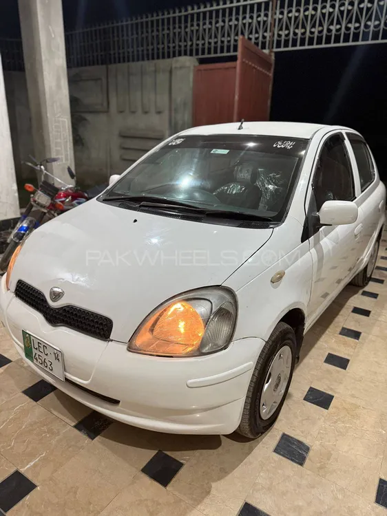 Toyota Vitz 2000 for Sale in Peshawar Image-1