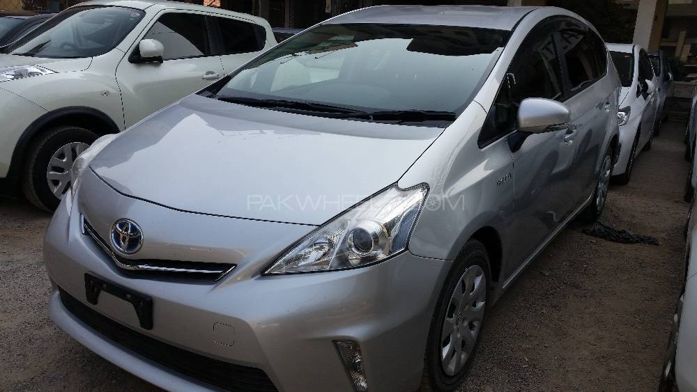Toyota Prius Alpha 2012 for Sale in Islamabad Image-1