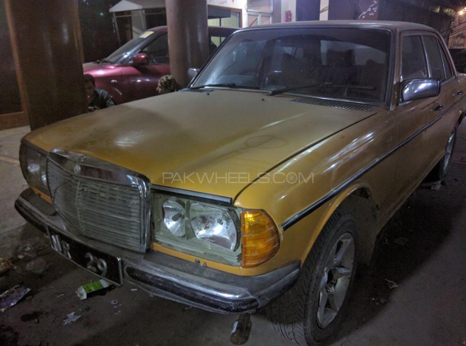 Mercedes Benz 240 Gd 1977 for Sale in Lahore Mercedes Benz 240 Gd 1977 for Sale in Lahore Image-4