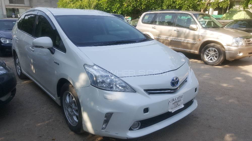 Toyota Prius Alpha 2013 for sale in Islamabad | PakWheels