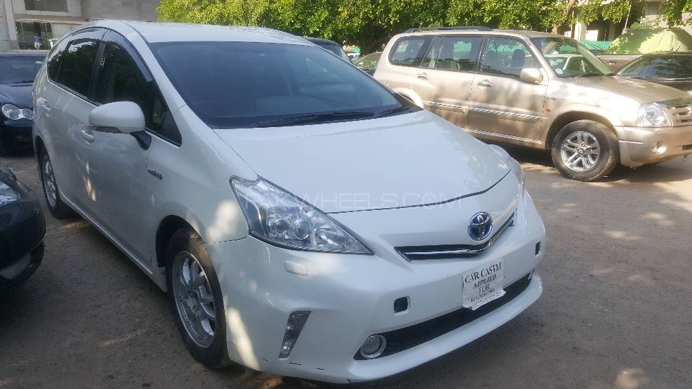 Toyota prius alpha 2013