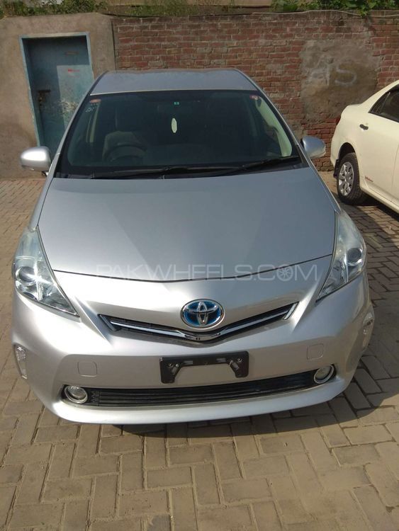 Toyota Prius Alpha 2013 for Sale in Gujranwala Image-1