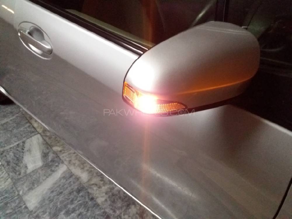 Toyota side mirror indicator lights brand new !!! Image-1