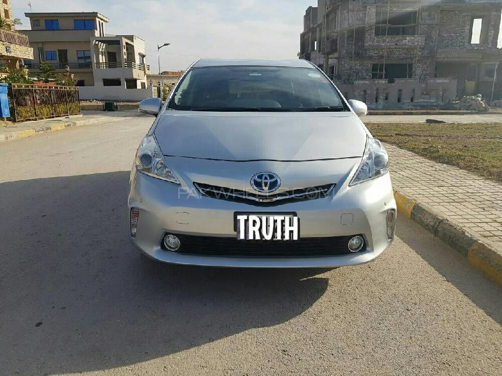 Toyota Prius Alpha 2013 for Sale in Rawalpindi Image-1