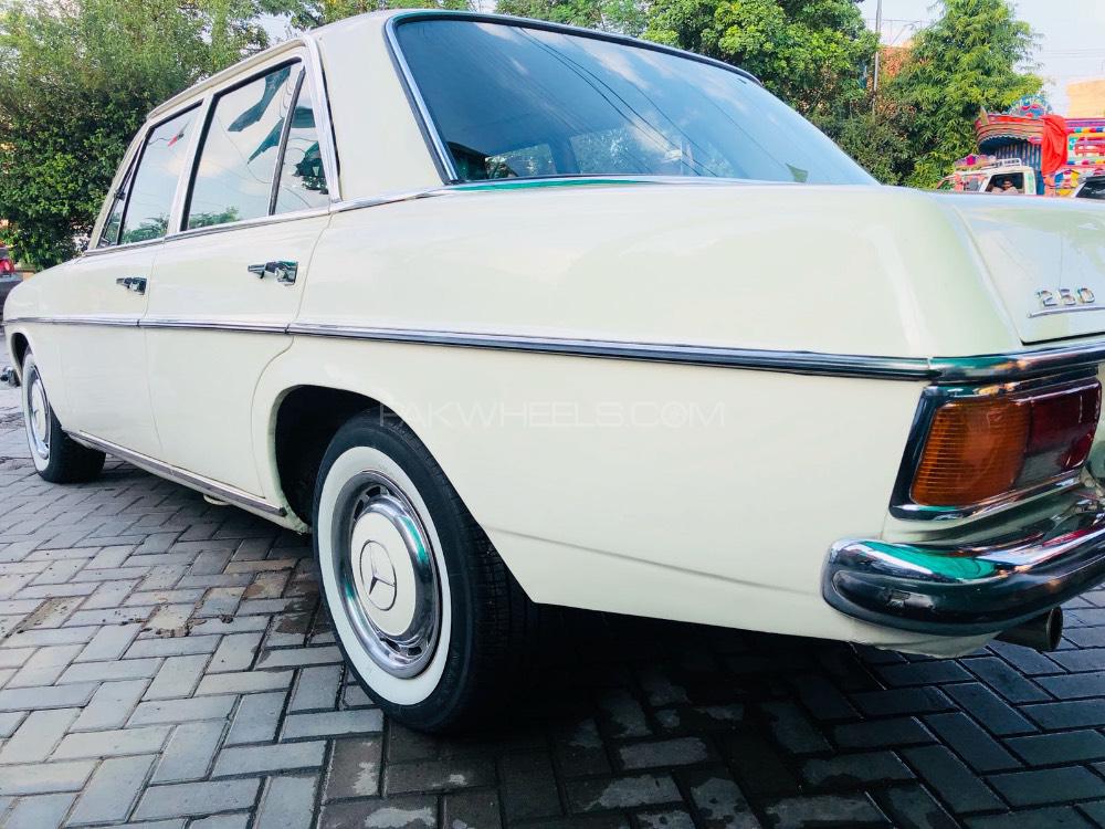 Mercedes Benz E Class 1973 for Sale in Lahore Mercedes Benz E Class 1973 for Sale in Lahore Image-4