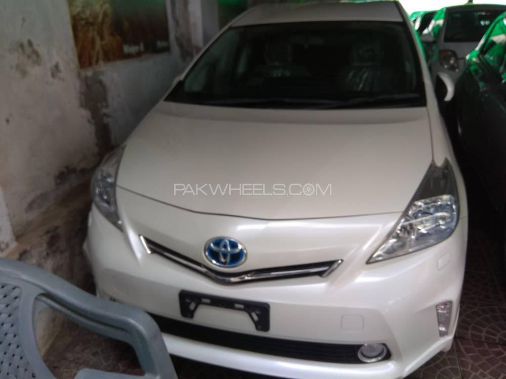 Toyota Prius Alpha 2013 for Sale in Multan Image-1