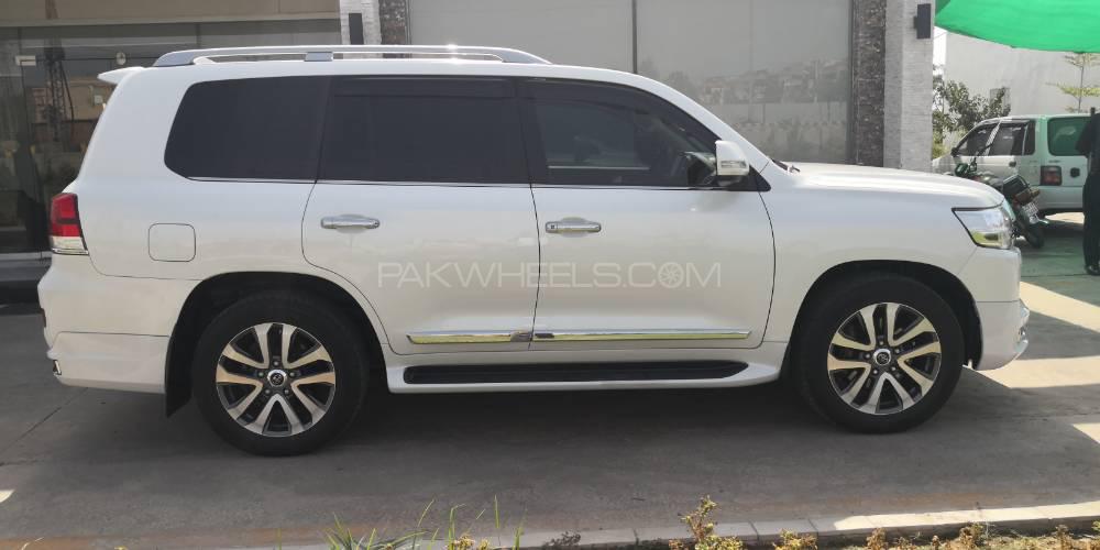 Toyota Land Cruiser 2016 for Sale in Lahore Toyota Land Cruiser 2016 for Sale in Lahore Image-3