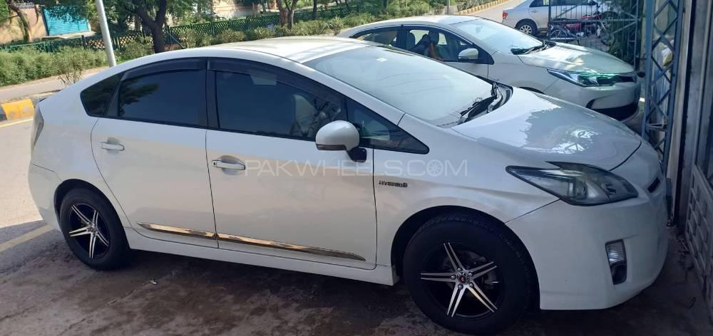 Toyota Prius 2011 for Sale in Kohat Image-1