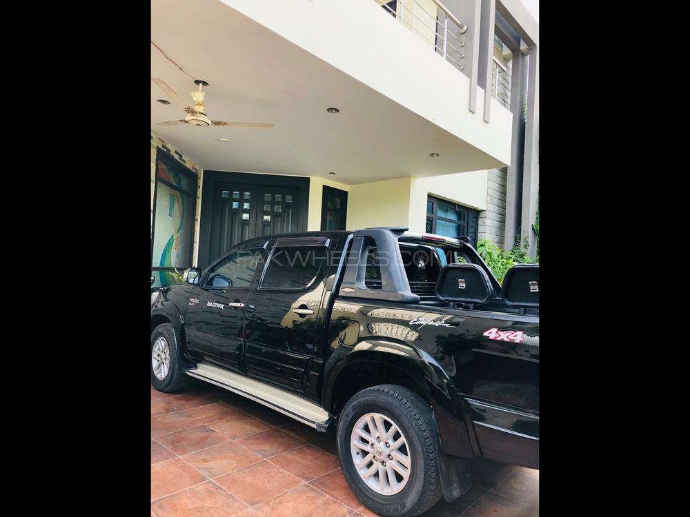 Toyota Hilux 2015 for Sale in Karachi Toyota Hilux 2015 for Sale in Karachi Image-9