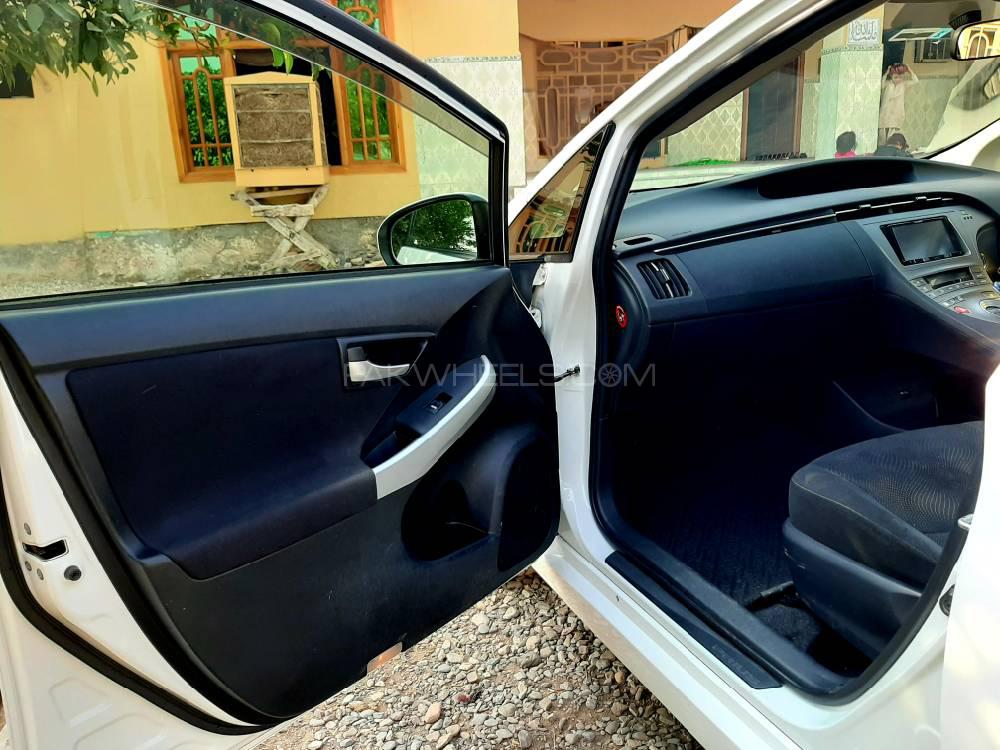 Toyota Prius 2015 for Sale in Peshawar Toyota Prius 2015 for Sale in Peshawar Image-10