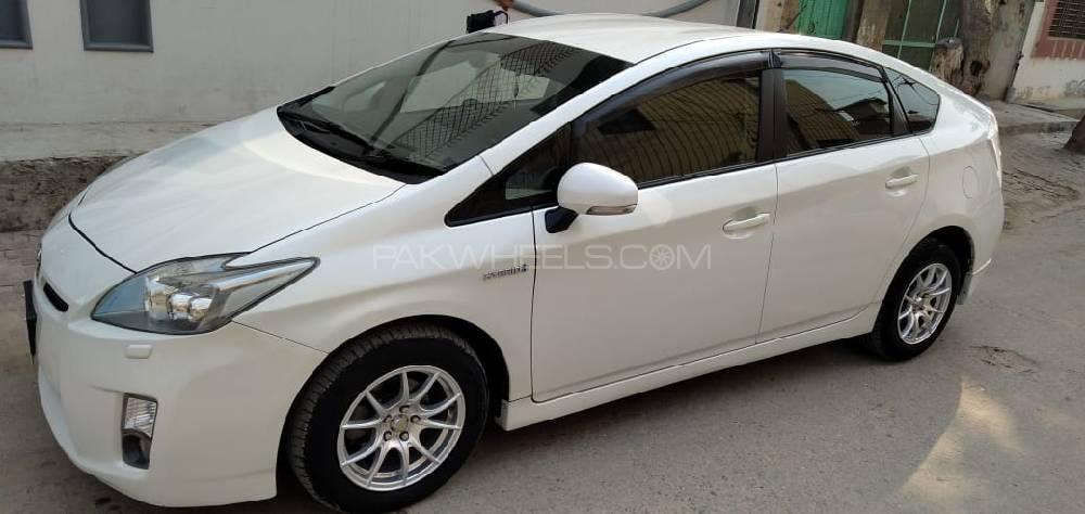 Toyota Prius 2011 for Sale in Arifwala Toyota Prius 2011 for Sale in Arifwala Image-4