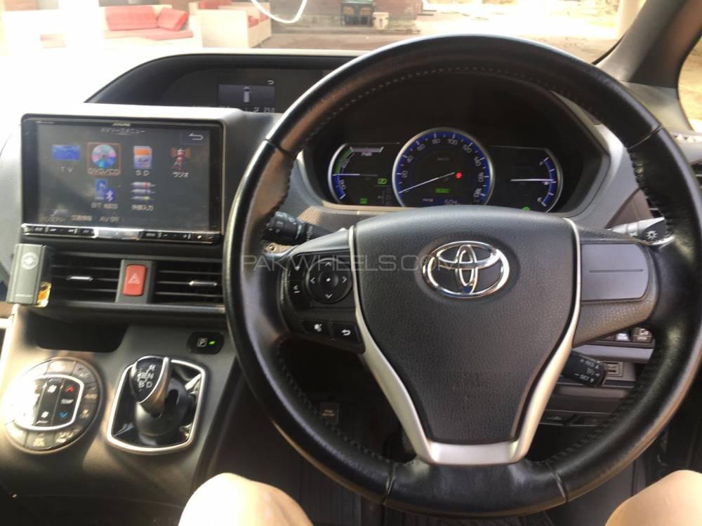 Toyota Voxy 2014 for Sale in Lahore Toyota Voxy 2014 for Sale in Lahore Image-5