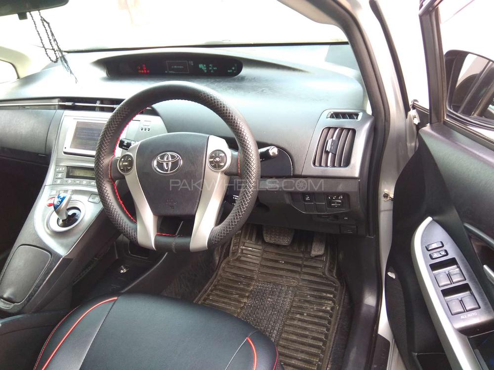Toyota Prius 2013 for Sale in Lahore Toyota Prius 2013 for Sale in Lahore Image-4