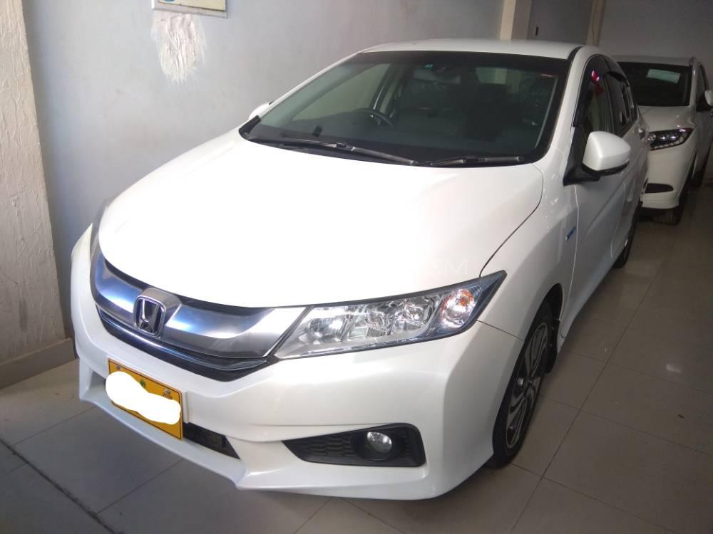 Honda Grace Hybrid 2015 for Sale in Karachi Image-1