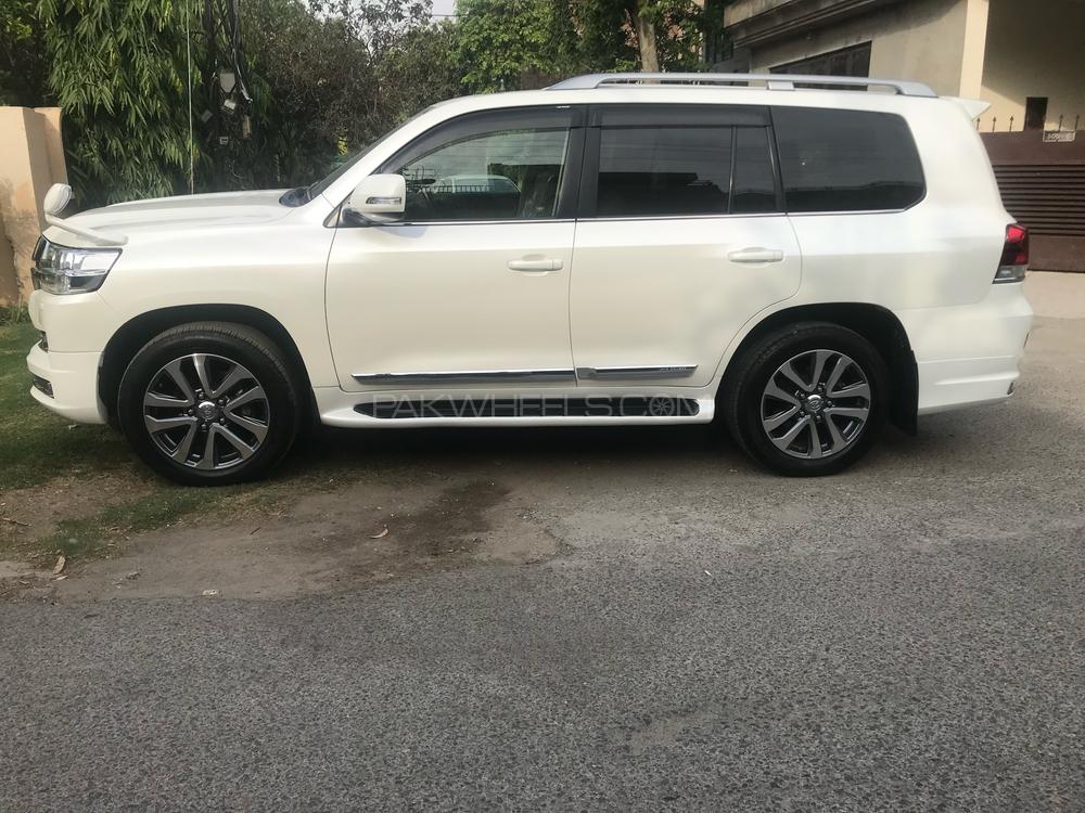 Toyota Land Cruiser 2017 for Sale in Lahore Toyota Land Cruiser 2017 for Sale in Lahore Image-3