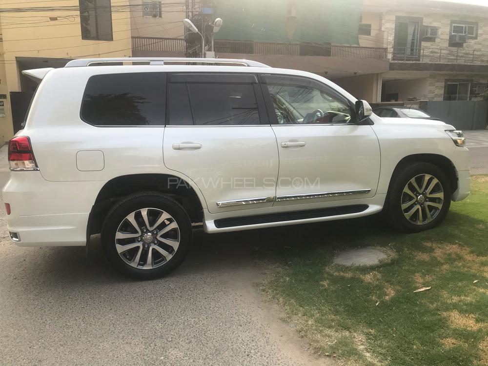 Toyota Land Cruiser 2017 for Sale in Lahore Toyota Land Cruiser 2017 for Sale in Lahore Image-7