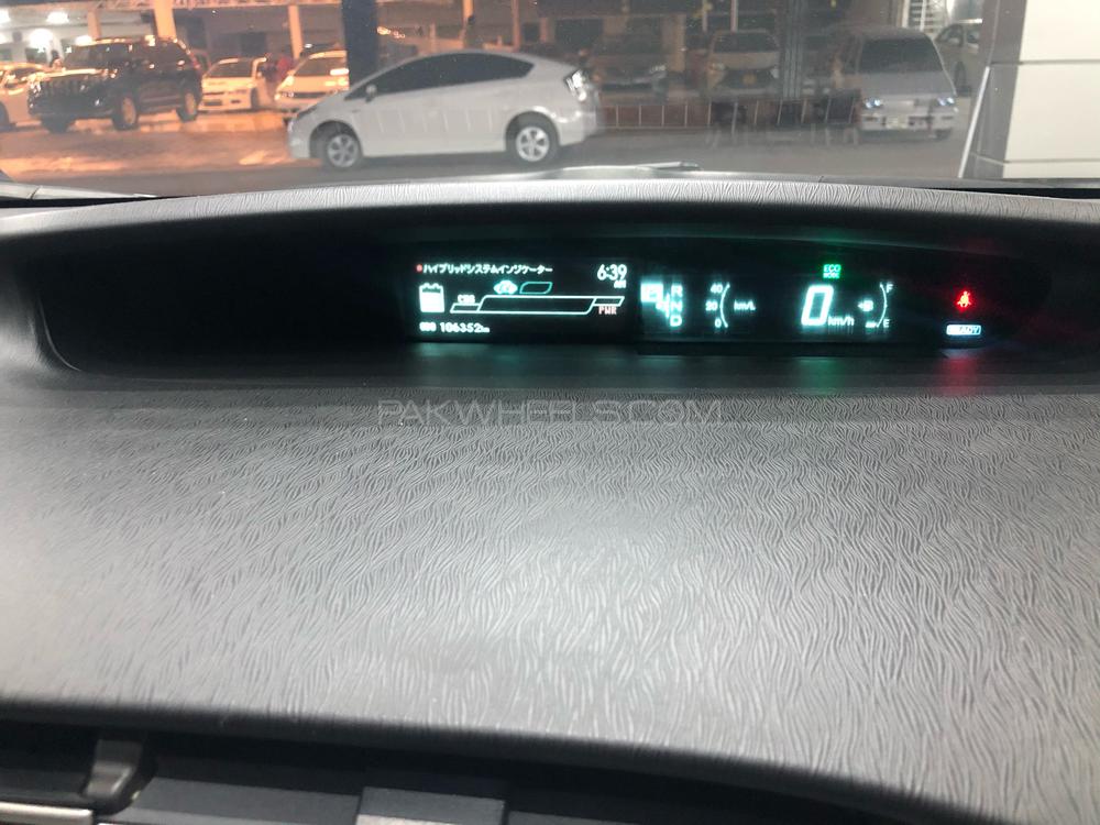 Toyota Prius 2013 for Sale in Peshawar Toyota Prius 2013 for Sale in Peshawar Image-8