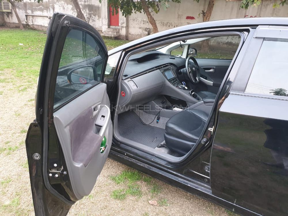 Toyota Prius 2015 for Sale in Lahore Toyota Prius 2015 for Sale in Lahore Image-5