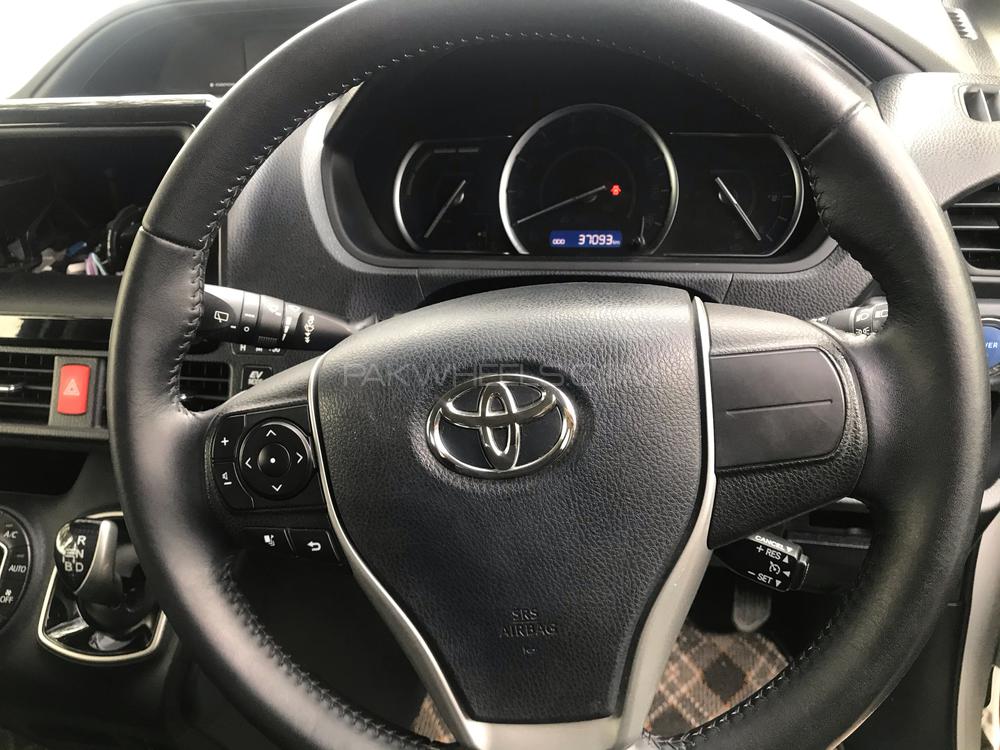 Toyota Voxy 2014 for Sale in Gujranwala Toyota Voxy 2014 for Sale in Gujranwala Image-7