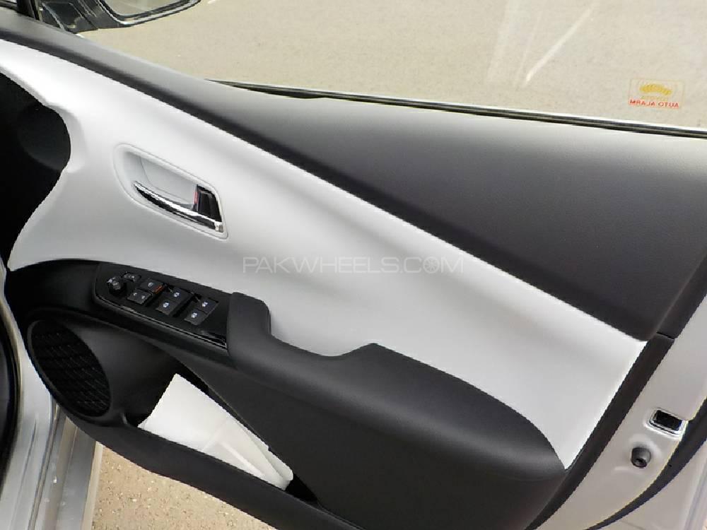 Toyota Prius 2017 for Sale in Karachi Toyota Prius 2017 for Sale in Karachi Image-17
