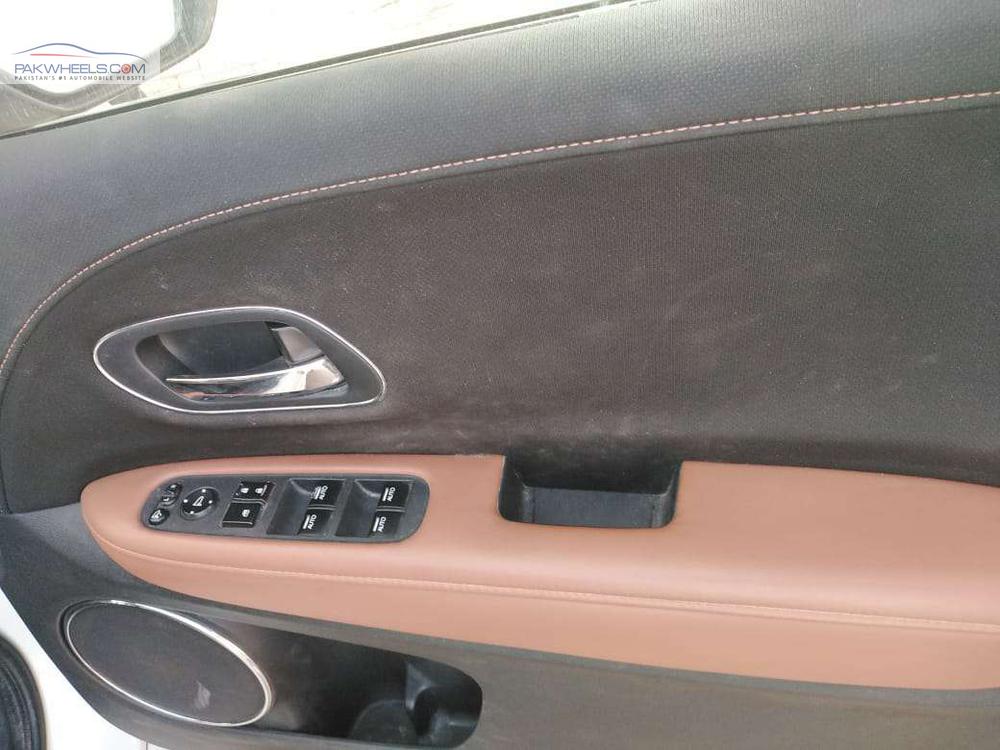 Honda Vezel 2015 for Sale in Karachi Honda Vezel 2015 for Sale in Karachi Image-9
