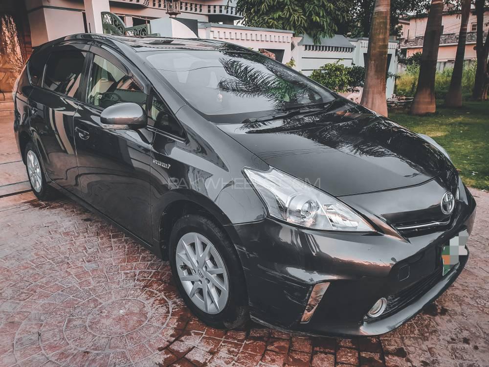 Toyota Prius Alpha 2012 for Sale in Sialkot Image-1