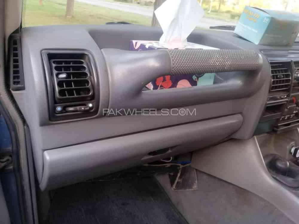 Land Rover Discovery 1997 for Sale in Mardan Image-1