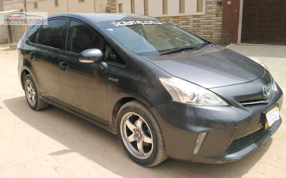 Toyota Prius Alpha 2011 for Sale in Karachi Toyota Prius Alpha 2011 for Sale in Karachi Image-2
