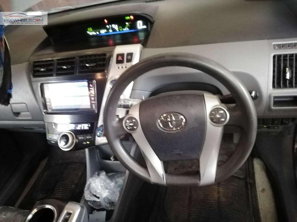 Toyota Prius Alpha 2011 for Sale in Karachi Toyota Prius Alpha 2011 for Sale in Karachi Image-9