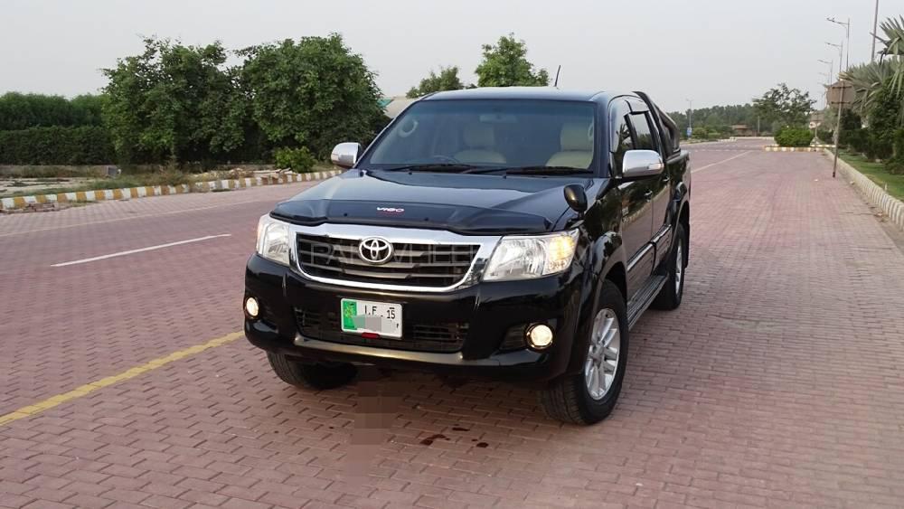 Toyota Hilux 2015 for Sale in Multan Toyota Hilux 2015 for Sale in Multan Image-9