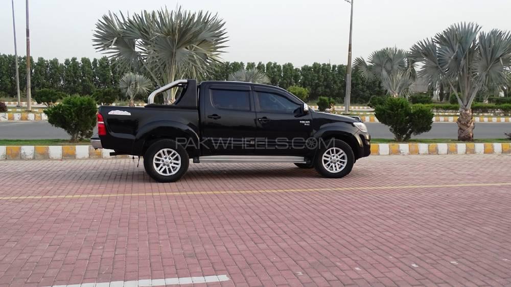 Toyota Hilux 2015 for Sale in Multan Toyota Hilux 2015 for Sale in Multan Image-17