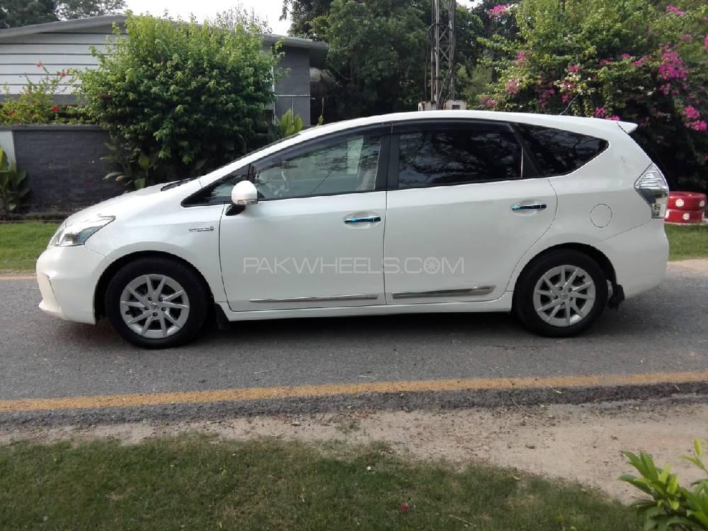 Toyota Prius Alpha 2013 for Sale in Lahore Image-1
