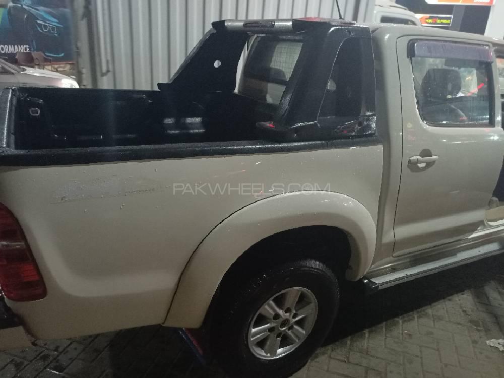 Toyota Hilux 2014 for Sale in Karachi Toyota Hilux 2014 for Sale in Karachi Image-2