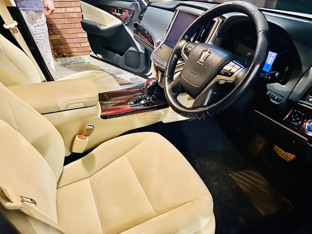 Toyota Crown 2014 for Sale in Islamabad Toyota Crown 2014 for Sale in Islamabad Image-10