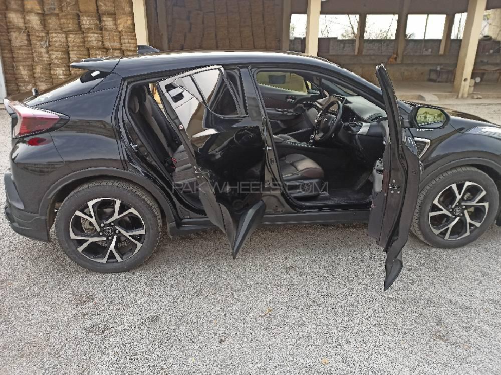 Toyota C-HR - 2017 Mini cruiser Toyota C-HR - 2017 Mini cruiser Image-4