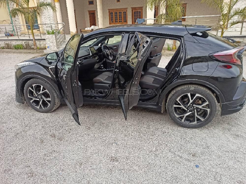 Toyota C-HR - 2017 Mini cruiser Toyota C-HR - 2017 Mini cruiser Image-3