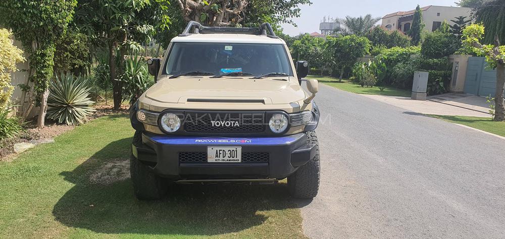 Toyota Fj Cruiser 2011 for Sale in Lahore Image-1