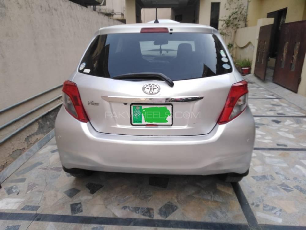 Toyota Vitz 2011 for Sale in Mardan Image-1