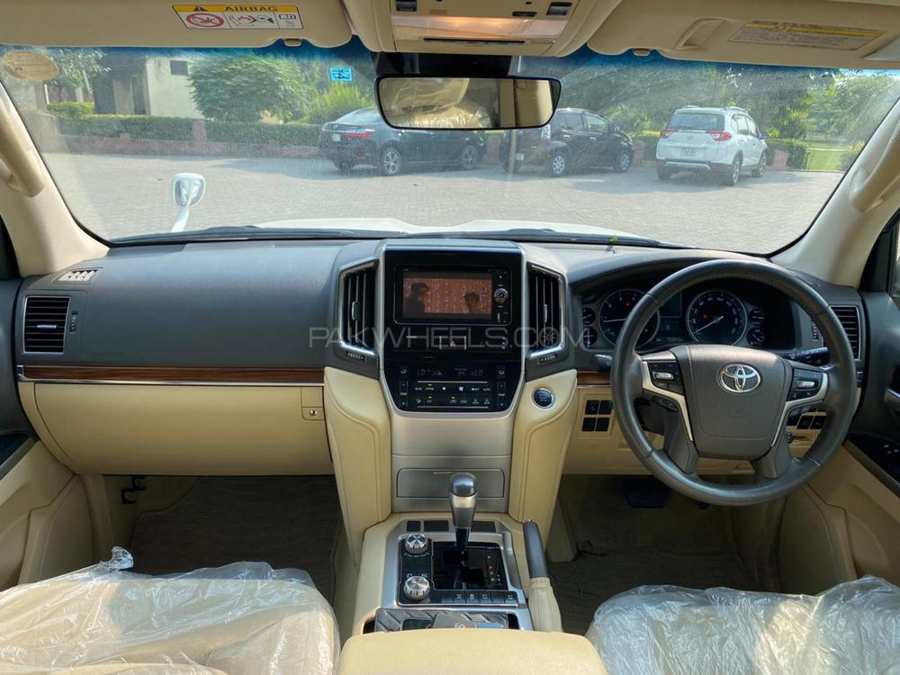 Toyota Land Cruiser 2016 for Sale in Lahore Toyota Land Cruiser 2016 for Sale in Lahore Image-11