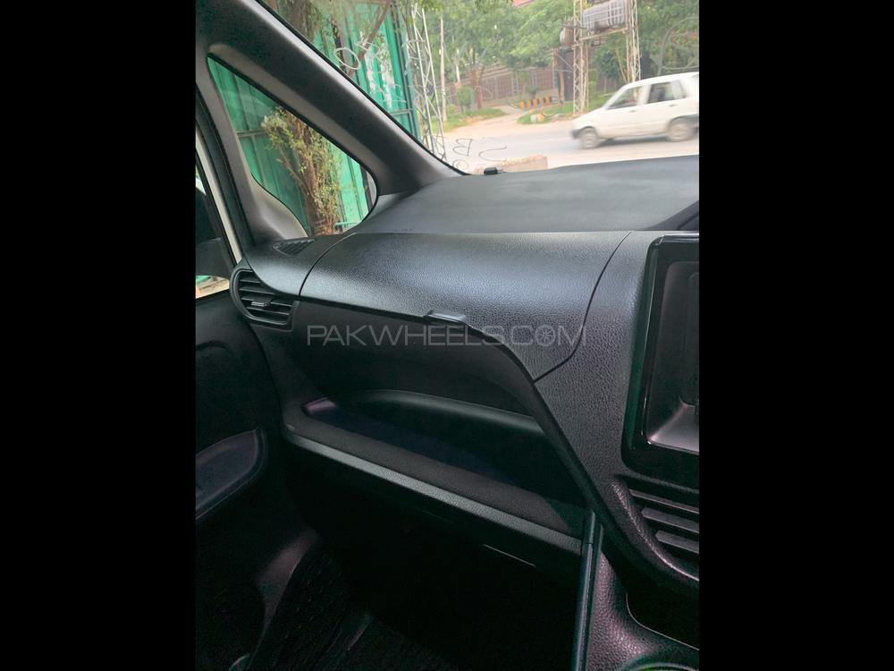 Toyota Voxy 2015 for Sale in Peshawar Toyota Voxy 2015 for Sale in Peshawar Image-13