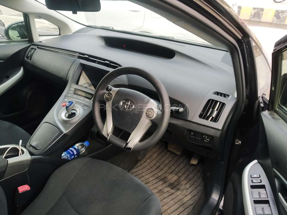 Toyota Prius 2012 for Sale in Lahore Toyota Prius 2012 for Sale in Lahore Image-3