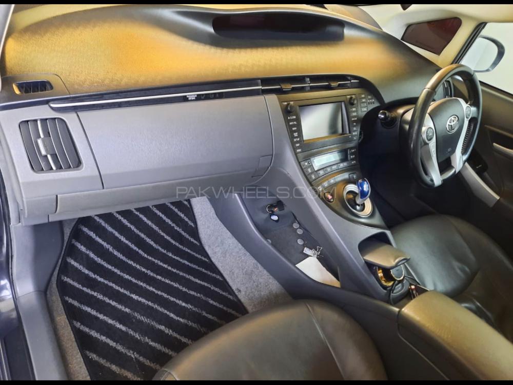 Toyota Prius 2011 for Sale in Lahore Toyota Prius 2011 for Sale in Lahore Image-4